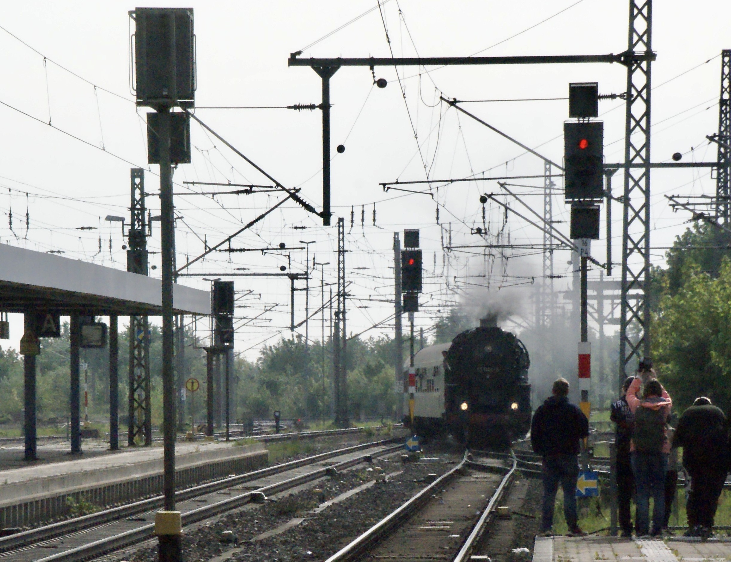 Der am 10.5.2026 verkehrende Dampfzug bei der Einfahrt als DRC 74200 in Gotha.